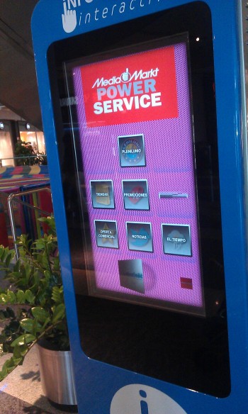 pantalla táctil en centro comercial